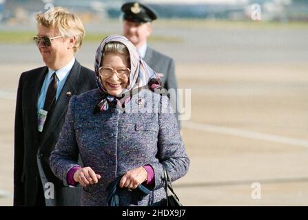 La regina Elisabetta II arriva con i suoi corgis all'aeroporto di Londra Heathrow il 12th 1994 ottobre con il suo volo reale ZE702 Foto Stock