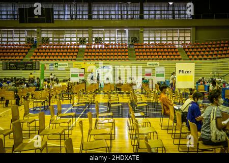 Bangkok, Tailandia. 08th Jan 2022. Le persone aspettano di essere vaccinate con i vaccini Pfizer COVID-19. I cittadini thailandesi e i residenti non thailandesi ricevono 3rd colpi di richiamo dei vaccini COVID-19 al Bangkok Youth Center (Thai-Giappone) mentre il governo thailandese esorta il pubblico ad ottenere un colpo di richiamo in mezzo ad un aumento delle infezioni COVID-19 in Thailandia Grazie alla diffusione della variante Omicron in tutto il mondo. Credit: SOPA Images Limited/Alamy Live News Foto Stock