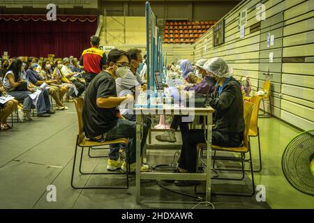 Bangkok, Tailandia. 08th Jan 2022. Le persone che hanno visto la registrazione per essere vaccinate con Pfizer COVID-19 vaccinazioni di richiamo del vaccino.cittadini thailandesi e residenti non-thailandesi ricevono 3rd colpi di richiamo dei vaccini COVID-19 al Bangkok Youth Center (Thai-Japan) mentre il governo thailandese esorta il pubblico generale ad ottenere un colpo di richiamo tra un aumento delle infezioni COVID-19 in Thailandia a causa della diffusione della variante Omicron in tutto il mondo. Credit: SOPA Images Limited/Alamy Live News Foto Stock