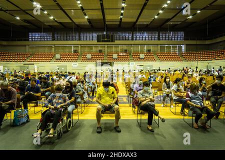 Bangkok, Tailandia. 07th Jan 2022. Le persone aspettano durante un periodo di osservazione obbligatorio dopo essere state vaccinate con Pfizer COVID-19 vaccinazioni di richiamo del vaccino. Cittadini thailandesi e non residenti thailandesi ricevono 3rd colpi di richiamo dei vaccini COVID-19 al Bangkok Youth Center (Thai-Giappone), mentre il governo thailandese esorta il pubblico generale ad ottenere un colpo di richiamo in mezzo ad un aumento In COVID-19 infezioni in Thailandia a causa della diffusione della variante Omicron in tutto il mondo. Credit: SOPA Images Limited/Alamy Live News Foto Stock