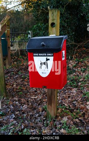 Un cestino di rifiuti di cani all'ingresso di una passeggiata lungo il fiume Wensum nella campagna a Drayton, Norfolk, Inghilterra, Regno Unito. Foto Stock