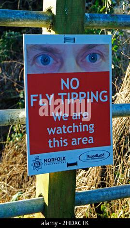Un cartello No Fly Tipping all'ingresso di una passeggiata lungo il fiume Wensum nella campagna di Drayton, Norfolk, Inghilterra, Regno Unito. Foto Stock