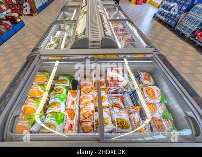 Fossano, Italia - 29 ottobre 2021: Banchi refrigerati con pasti pronti surgelati all'interno del supermercato Eurospin discount. E' un'azienda italiana Foto Stock