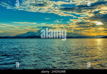 Idilliaca vista serale della costa del Pacifico a Muelle Conchal con spettacolari nuvole. Paesaggio idilliaco al tramonto. Colorado, Costa Rica. Pura Vida Concept, t Foto Stock