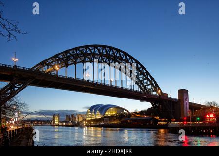 Al mattino presto Newcastle upon Tyne Landmark Tyne Bridge e Sage Gateshead sulle rive del fiume Tyne Foto Stock