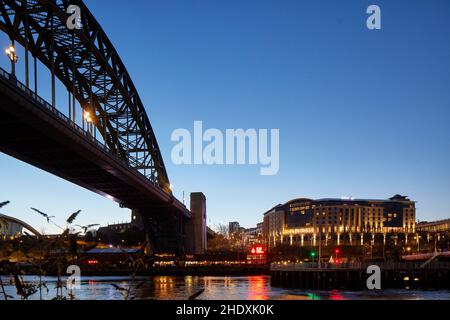 Al mattino presto Newcastle upon Tyne Landmark Tyne Bridge River Tyne e Hilton Newcastle Gateshead Foto Stock
