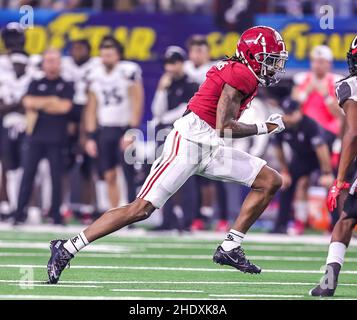 Arlington, Texas, Stati Uniti. 31st Dic 2021. Alabama Crimson Tide Wide Receiver Jameson Williams (1) durante la partita di football del Cotton Bowl Classic NCAA tra la University of Cincinnati Bearcats e la University of Alabama Crimson Tide all'AT&T Stadium di Arlington, Texas. Tom Soter/Dave Campbells Texas Football via CSM/Alamy Live News Foto Stock