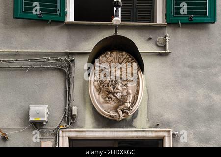 Primo piano del Santuario votivo dedicato alla Madonna della Misericordia (XVIII sec.) in Via di Scurreria, nel centro storico di Genova, Liguria, Italia Foto Stock