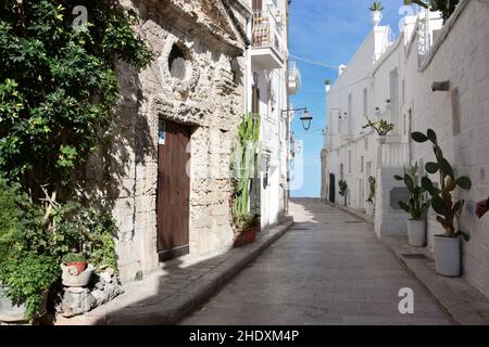 Vista su una strada secondaria vicino al porto di Monopoli, Italia Foto Stock