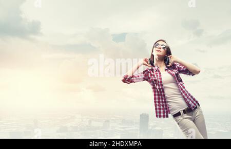 ascolto di musica, cuffie, party girl, ascolto di musica, auricolari, cuffie, cuffie, feste, feste, ragazze Foto Stock