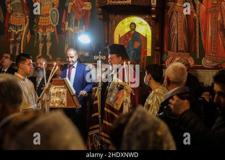 I fedeli palestinesi della comunità greco-ortodossa pregano durante la Messa della vigilia di Natale nella Chiesa di San Porfirio a Gaza, 7 gennaio 2022. Foto Stock