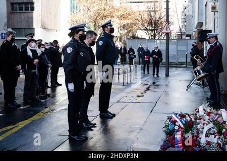 Parigi, Francia. 07th Jan 2022. Il Ministro degli interni francese Gerald Darmanin durante un omaggio al di fuori degli ex uffici di Charlie Hebdo il 7 gennaio 2022 a Parigi, Francia, la cerimonia che segna il sette anniversario dell'attacco jihadista della rivista satirica che ha ucciso 12 persone. Photo by Mylene DeRoche/ABACAPRESS.COM Credit: Abaca Press/Alamy Live News Foto Stock