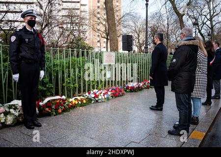 Parigi, Francia. 07th Jan 2022. Il ministro degli interni francese Gerald Darmanin, durante il tributo all'ufficiale di polizia francese Ahmed Merabet, ucciso dai terroristi jihadisti lo stesso giorno dell'attacco della rivista satirica Charlie Hebdo che ha ucciso 12 persone il 7 gennaio 2022 a Parigi, Francia. Photo by Mylene DeRoche/ABACAPRESS.COM Credit: Abaca Press/Alamy Live News Foto Stock