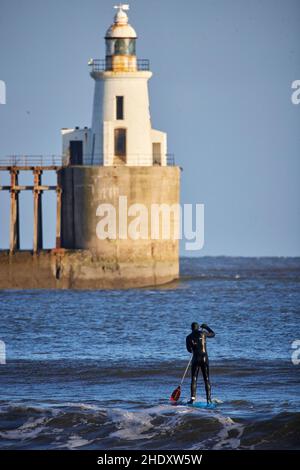 Faro di Blyth Harbour a Northumberland da Blyth Beach Foto Stock