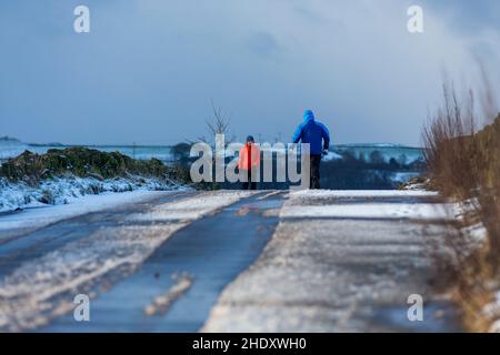 Durante la notte la neve e frequenti docce di neve hanno fatto per un inverno tetro mattina a Queensbury, Yorkshire occidentale, una mattina di gennaio. Queensbury è un grande villaggio nel distretto metropolitano di Bradford, West Yorkshire, Inghilterra. Arroccato su un alto punto panoramico sopra Halifax, Clayton e Thornton e affacciato su Bradford stesso, Queensbury è una delle più alte parrocchie in Inghilterra, con belle viste oltre la conurbazione West Yorkshire alle colline del Brontë Country e Yorkshire Dales a nord e nord ovest. Foto Stock