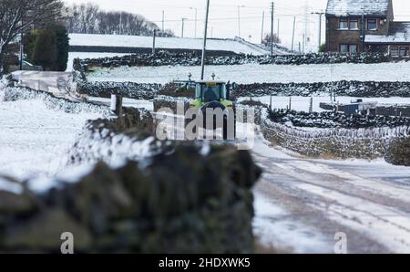 Durante la notte la neve e frequenti docce di neve hanno fatto per un inverno tetro mattina a Queensbury, Yorkshire occidentale, una mattina di gennaio. Queensbury è un grande villaggio nel distretto metropolitano di Bradford, West Yorkshire, Inghilterra. Arroccato su un alto punto panoramico sopra Halifax, Clayton e Thornton e affacciato su Bradford stesso, Queensbury è una delle più alte parrocchie in Inghilterra, con belle viste oltre la conurbazione West Yorkshire alle colline del Brontë Country e Yorkshire Dales a nord e nord ovest. Foto Stock