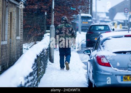 Durante la notte la neve e frequenti docce di neve hanno fatto per un inverno tetro mattina a Queensbury, Yorkshire occidentale, una mattina di gennaio. Queensbury è un grande villaggio nel distretto metropolitano di Bradford, West Yorkshire, Inghilterra. Arroccato su un alto punto panoramico sopra Halifax, Clayton e Thornton e affacciato su Bradford stesso, Queensbury è una delle più alte parrocchie in Inghilterra, con belle viste oltre la conurbazione West Yorkshire alle colline del Brontë Country e Yorkshire Dales a nord e nord ovest. Foto Stock