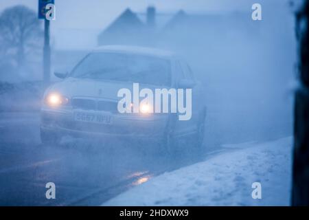 Durante la notte la neve e frequenti docce di neve hanno fatto per un inverno tetro mattina a Queensbury, Yorkshire occidentale, una mattina di gennaio. Queensbury è un grande villaggio nel distretto metropolitano di Bradford, West Yorkshire, Inghilterra. Arroccato su un alto punto panoramico sopra Halifax, Clayton e Thornton e affacciato su Bradford stesso, Queensbury è una delle più alte parrocchie in Inghilterra, con belle viste oltre la conurbazione West Yorkshire alle colline del Brontë Country e Yorkshire Dales a nord e nord ovest. Foto Stock