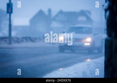 Durante la notte la neve e frequenti docce di neve hanno fatto per un inverno tetro mattina a Queensbury, Yorkshire occidentale, una mattina di gennaio. Queensbury è un grande villaggio nel distretto metropolitano di Bradford, West Yorkshire, Inghilterra. Arroccato su un alto punto panoramico sopra Halifax, Clayton e Thornton e affacciato su Bradford stesso, Queensbury è una delle più alte parrocchie in Inghilterra, con belle viste oltre la conurbazione West Yorkshire alle colline del Brontë Country e Yorkshire Dales a nord e nord ovest. Foto Stock