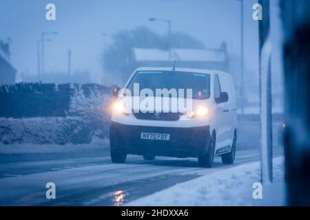 Durante la notte la neve e frequenti docce di neve hanno fatto per un inverno tetro mattina a Queensbury, Yorkshire occidentale, una mattina di gennaio. Queensbury è un grande villaggio nel distretto metropolitano di Bradford, West Yorkshire, Inghilterra. Arroccato su un alto punto panoramico sopra Halifax, Clayton e Thornton e affacciato su Bradford stesso, Queensbury è una delle più alte parrocchie in Inghilterra, con belle viste oltre la conurbazione West Yorkshire alle colline del Brontë Country e Yorkshire Dales a nord e nord ovest. Foto Stock