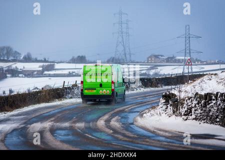 Durante la notte la neve e frequenti docce di neve hanno fatto per un inverno tetro mattina a Queensbury, Yorkshire occidentale, una mattina di gennaio. Queensbury è un grande villaggio nel distretto metropolitano di Bradford, West Yorkshire, Inghilterra. Arroccato su un alto punto panoramico sopra Halifax, Clayton e Thornton e affacciato su Bradford stesso, Queensbury è una delle più alte parrocchie in Inghilterra, con belle viste oltre la conurbazione West Yorkshire alle colline del Brontë Country e Yorkshire Dales a nord e nord ovest. Foto Stock