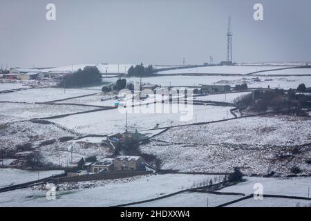 Durante la notte la neve e frequenti docce di neve hanno fatto per un inverno tetro mattina a Queensbury, Yorkshire occidentale, una mattina di gennaio. Queensbury è un grande villaggio nel distretto metropolitano di Bradford, West Yorkshire, Inghilterra. Arroccato su un alto punto panoramico sopra Halifax, Clayton e Thornton e affacciato su Bradford stesso, Queensbury è una delle più alte parrocchie in Inghilterra, con belle viste oltre la conurbazione West Yorkshire alle colline del Brontë Country e Yorkshire Dales a nord e nord ovest. Foto Stock