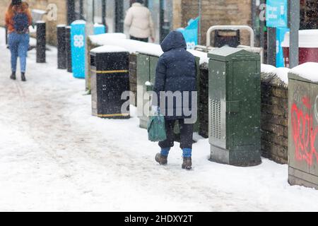 Durante la notte la neve e frequenti docce di neve hanno fatto per un inverno tetro mattina a Queensbury, Yorkshire occidentale, una mattina di gennaio. Queensbury è un grande villaggio nel distretto metropolitano di Bradford, West Yorkshire, Inghilterra. Arroccato su un alto punto panoramico sopra Halifax, Clayton e Thornton e affacciato su Bradford stesso, Queensbury è una delle più alte parrocchie in Inghilterra, con belle viste oltre la conurbazione West Yorkshire alle colline del Brontë Country e Yorkshire Dales a nord e nord ovest. Foto Stock