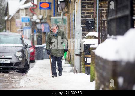 Durante la notte la neve e frequenti docce di neve hanno fatto per un inverno tetro mattina a Queensbury, Yorkshire occidentale, una mattina di gennaio. Queensbury è un grande villaggio nel distretto metropolitano di Bradford, West Yorkshire, Inghilterra. Arroccato su un alto punto panoramico sopra Halifax, Clayton e Thornton e affacciato su Bradford stesso, Queensbury è una delle più alte parrocchie in Inghilterra, con belle viste oltre la conurbazione West Yorkshire alle colline del Brontë Country e Yorkshire Dales a nord e nord ovest. Foto Stock