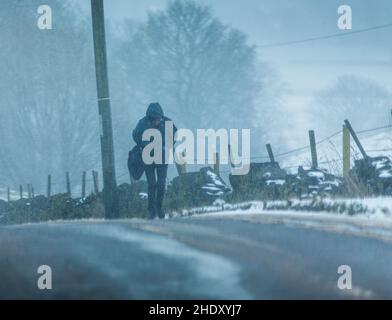 Durante la notte la neve e frequenti docce di neve hanno fatto per un inverno tetro mattina a Queensbury, Yorkshire occidentale, una mattina di gennaio. Queensbury è un grande villaggio nel distretto metropolitano di Bradford, West Yorkshire, Inghilterra. Arroccato su un alto punto panoramico sopra Halifax, Clayton e Thornton e affacciato su Bradford stesso, Queensbury è una delle più alte parrocchie in Inghilterra, con belle viste oltre la conurbazione West Yorkshire alle colline del Brontë Country e Yorkshire Dales a nord e nord ovest. Foto Stock