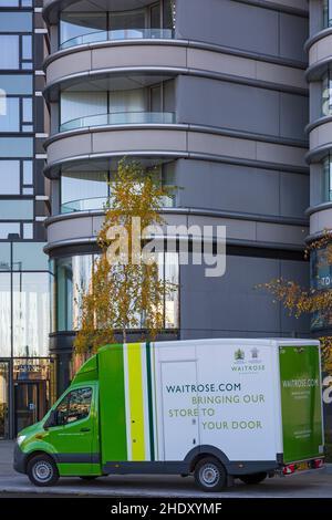 Waitrose consegna furgone parcheggiato all'esterno di appartamenti su Albert Embankment, Londra, Regno Unito nel mese di dicembre Foto Stock