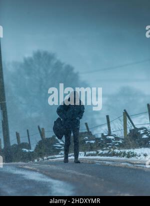 Durante la notte la neve e frequenti docce di neve hanno fatto per un inverno tetro mattina a Queensbury, Yorkshire occidentale, una mattina di gennaio. Queensbury è un grande villaggio nel distretto metropolitano di Bradford, West Yorkshire, Inghilterra. Arroccato su un alto punto panoramico sopra Halifax, Clayton e Thornton e affacciato su Bradford stesso, Queensbury è una delle più alte parrocchie in Inghilterra, con belle viste oltre la conurbazione West Yorkshire alle colline del Brontë Country e Yorkshire Dales a nord e nord ovest. Foto Stock