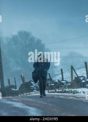 Durante la notte la neve e frequenti docce di neve hanno fatto per un inverno tetro mattina a Queensbury, Yorkshire occidentale, una mattina di gennaio. Queensbury è un grande villaggio nel distretto metropolitano di Bradford, West Yorkshire, Inghilterra. Arroccato su un alto punto panoramico sopra Halifax, Clayton e Thornton e affacciato su Bradford stesso, Queensbury è una delle più alte parrocchie in Inghilterra, con belle viste oltre la conurbazione West Yorkshire alle colline del Brontë Country e Yorkshire Dales a nord e nord ovest. Foto Stock