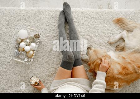 Ragazza con cacao e cane Golden Retriever Foto Stock