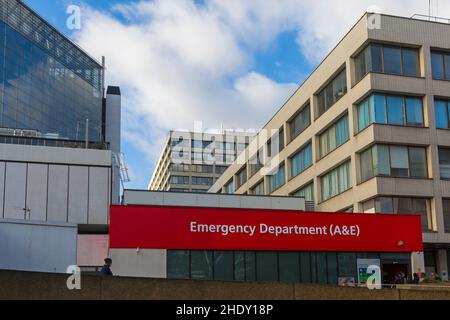 Edificio Del Dipartimento di emergenza A&e presso il St Thomas' Hospital, Westminster, Londra UK a dicembre - persone in coda in caso di incidente e di emergenza Foto Stock