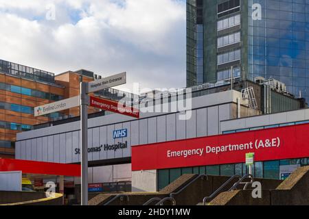 Edificio Del Dipartimento di emergenza A&e presso il St Thomas' Hospital, Westminster, Londra UK a dicembre - persone in coda in caso di incidente e di emergenza Foto Stock