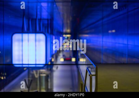 Vista dalla galleria alla piattaforma della stazione della metropolitana Hafencity University Hamburg, Germania, famosa per i colori che cambiano dei contenitori leggeri. Selez Foto Stock