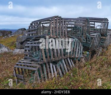 Vecchie vaschette di aragosta vicino alla riva del mare. Foto Stock