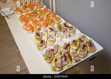 Piastra di molti mini morso dimensioni antipasti sandwich Foto Stock