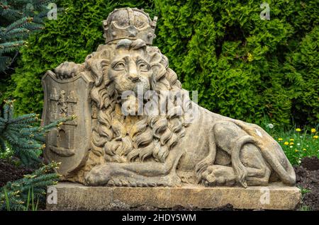 Dvur Kralove nad Labem, Kralovehradecky kraj, Repubblica Ceca - 25 aprile 2014: Scultura del Leone, re di animali nello Zoo di Dvur Kralove. Foto Stock