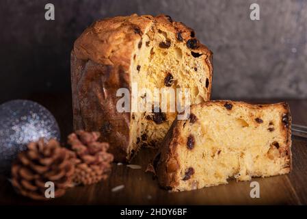 Panettone su sfondo orizzontale, legno Foto Stock