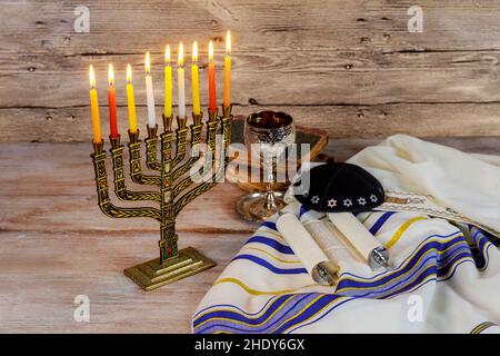 kippah, torah, Chanukah candelabra , tallit, kippahs Foto Stock