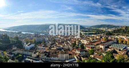 Francia, Isere, Valle del Rodano, Vienne, vista dal belvedere di Pipet sulla città, il fiume Rodano e Saint Romain en Gal sull'altra riva // Francia Foto Stock