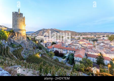 Francia, Ardeche, Valle del Rodano, Tournon sur Rhone, Tour de la Vierge, vigneto e la città // Francia, Ardèche (07), vallée du Rhône, Tournon-sur-Rhône Foto Stock