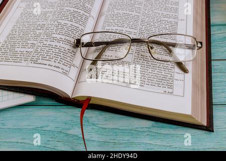 lettura, bibbia, lettura, lettura di un libro, lettura di qualcosa, per leggere, biglie Foto Stock