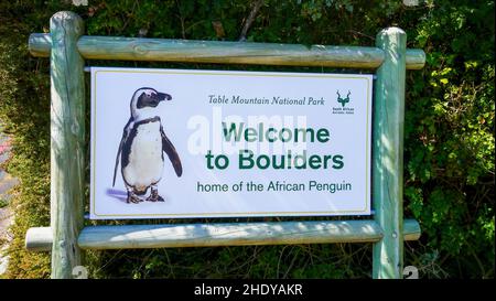 Simon's Town, Sudafrica - 14 marzo 2013. Un cartello d'ingresso per Boulders Beach a False Bay, un'area protetta per pinguini africani vicino a Capetown. Foto Stock