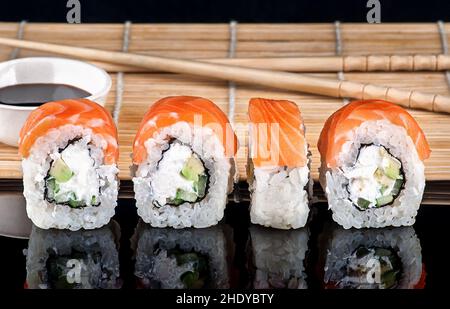 sushi, dentro fuori rotoli, uramaki, sushi, uramakis Foto Stock