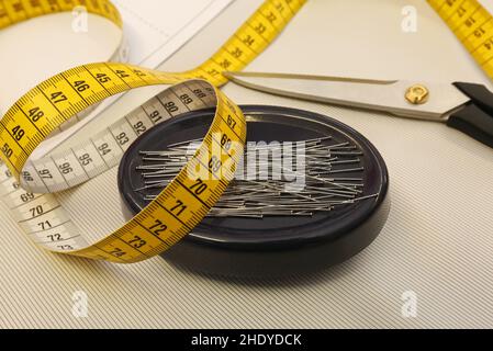 metro a nastro, pin, metro a nastro, penna, pin Foto Stock