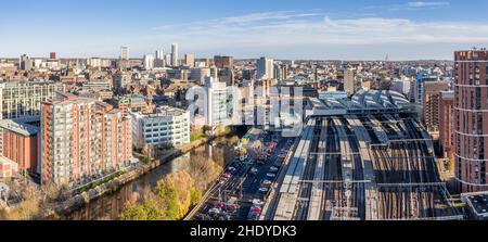 STAZIONE FERROVIARIA DI LEEDS, LEEDS, REGNO UNITO, - 10 DICEMBRE 2021. Una vista aerea della città della stazione ferroviaria di Leeds fornisce collegamenti di trasporto per lo Yorkshir occidentale Foto Stock