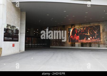 ‘Wellama’ all’ingresso del taglio della riserva di Barangaroo. Wellama significa "tornare" nella lingua di Sydney. Questo artwor audiovisivo di 10 minuti Foto Stock