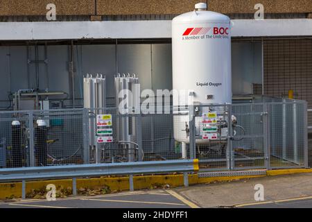 Serbatoi di ossigeno liquido immagazzinati al di fuori del St Thomas' Hospital, Londra Regno Unito nel mese di dicembre Foto Stock